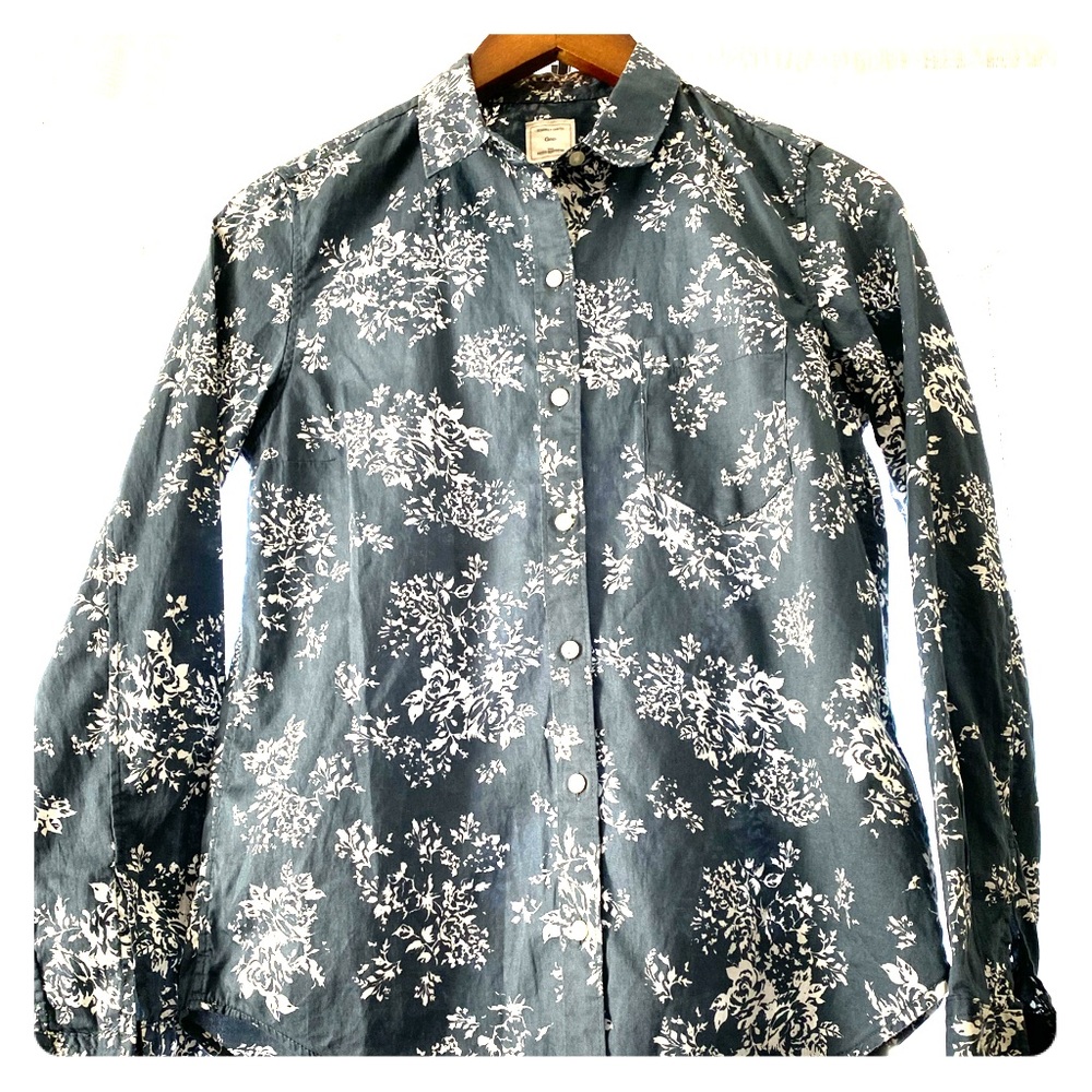 Gap Button Down Light Weight Boyfriend Fitted - image 1